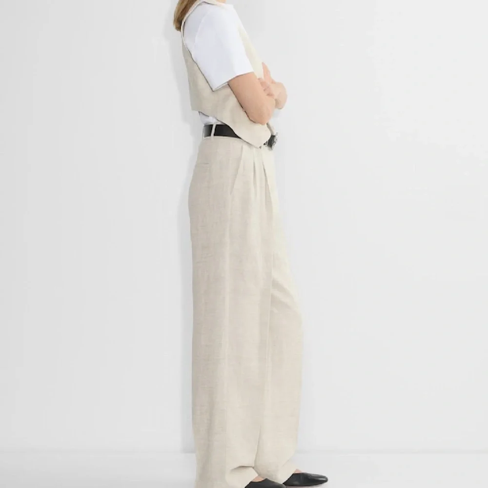 Aritzia Effortless Natural Ecru Linen Trousers size 6